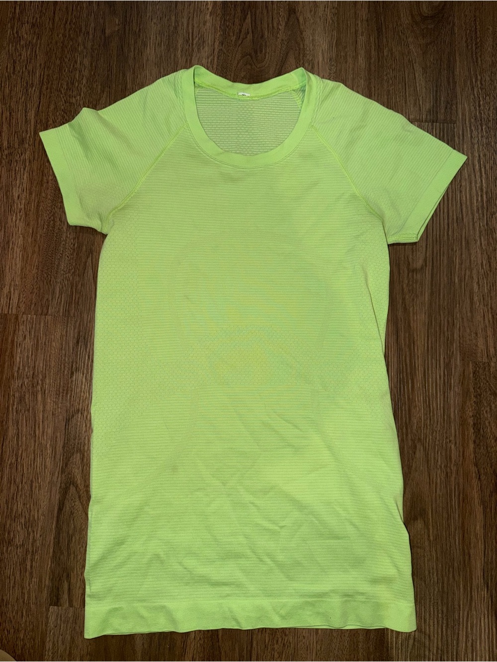 Lululemon Swiftly Tech Short Sleeve in Lime Green Size 4